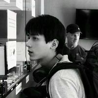 男生悲伤头像黑色(4)