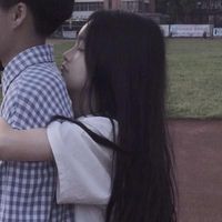 情侣头像男孩女孩都拿着花(13)