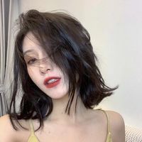 女生胸前捧书的头像(3)