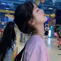 草地上女生唯美头像背影(14)