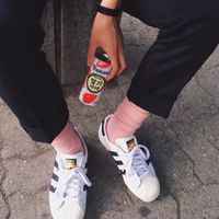 头像男生红底黑衣服(15)