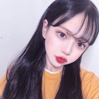 拿手机的女生头像图片(19)