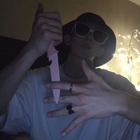 拿着花在后面的男生头像(15)
