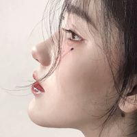 女生抱大娃娃的头像(7)
