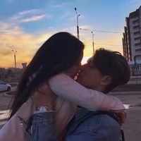 拿着手机的真人情侣头像女生(19)