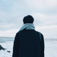 头像男生侧脸背景绿色(20)