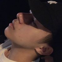 男生趴着玩手机头像头像(5)