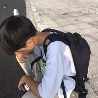 男生坐着背影头像蓝天(11)