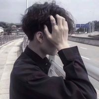 男生抱猪公仔头像(2)