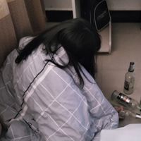 黑头发红裙子女生头像(4)
