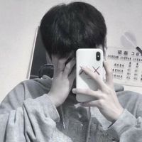 手拿玫瑰的图片男生头像