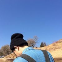 男生坐着背影头像蓝天(6)