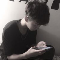 男生手里捧着花头像(5)
