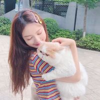 举着纸板的女生头像(14)