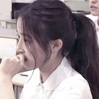女孩拿着伞对着猫那个情侣头像(16)