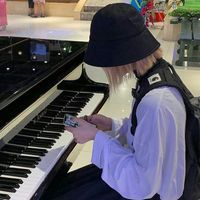 帅气头像戴帽子女生头像背影(10)