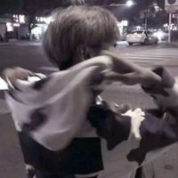 男生拿手机的qq头像(8)