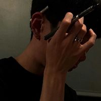 男生嘟嘴亲吻头像(5)