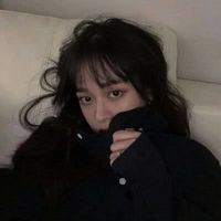 头像女生盘腿坐在操场(19)