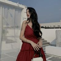 女人背靠着大树微信头像(5)