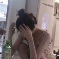 qq头像女生右手撑侧脸(2)