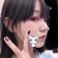 头像女生盘腿坐着高清