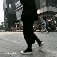男生用手机遮脸头像黑白(13)