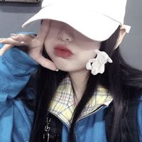 戴帽子扎小辫子的女生头像