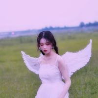 女生旁边站着哆啦a梦的头像