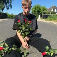 男生坐海边背影头像高清图片(18)
