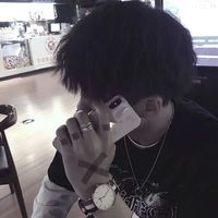 拿照相机的男生头像