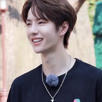 男生捧着一束花头像(6)