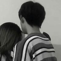 掐女生脸蛋情侣头像(9)