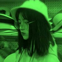 欧美手拿花女生头像