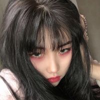 隔着玻璃的女生头像
