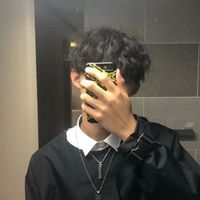 男生举手机头像