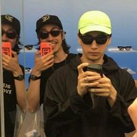 拿着钞票捂脸男生头像(3)