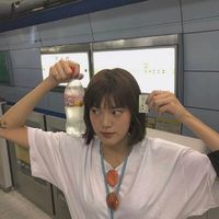 手拿叶子女生头像(11)