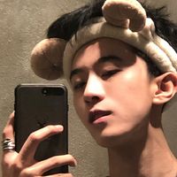 头像男生抱着枕头(3)