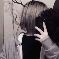 男低头抱枕的情侣头像(3)