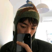 拿着纸的男生头像