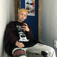 二次元男生qq头像红色(14)