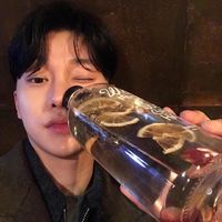 坐着带口罩的男生头像(20)