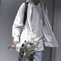 男生有手指点女生的头像图片