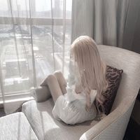 草地上女生唯美头像背影(19)