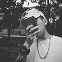 坐台阶上玩手机男生头像(4)