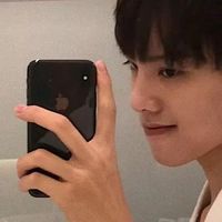 男生拿手机黑色的头像图片(18)