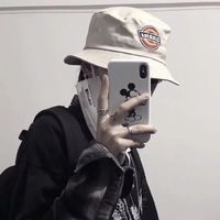 戴黑色帽子低头头像男生头像