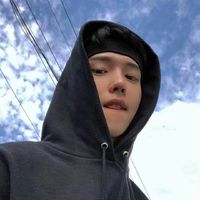 头像男生站在海边抱头(14)