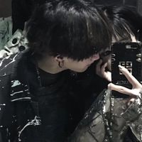 qq情侣头像-男-女拿着手机(3)